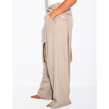 Hose mit Bundfalten und Gürtel