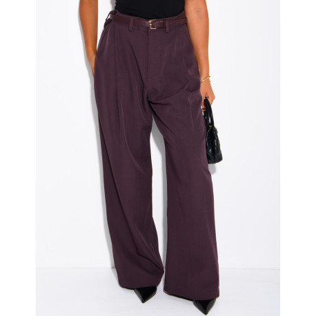 Hose mit Bundfalten und Gürtel