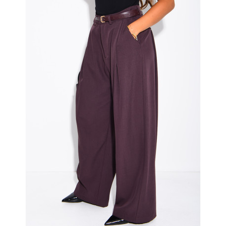 Hose mit Bundfalten und Gürtel