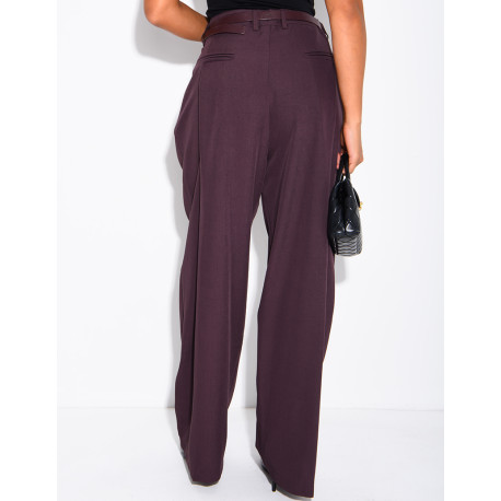 Hose mit Bundfalten und Gürtel