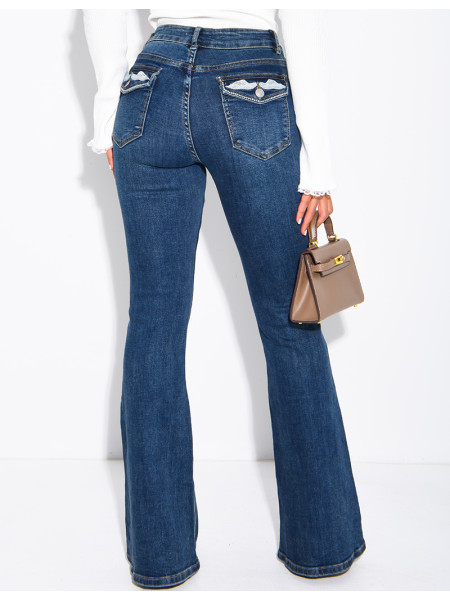 Flare-Jeans mit Vintage-Stickereien und Strasssteinen