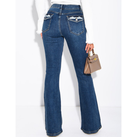 Flare-Jeans mit Vintage-Stickereien und Strasssteinen