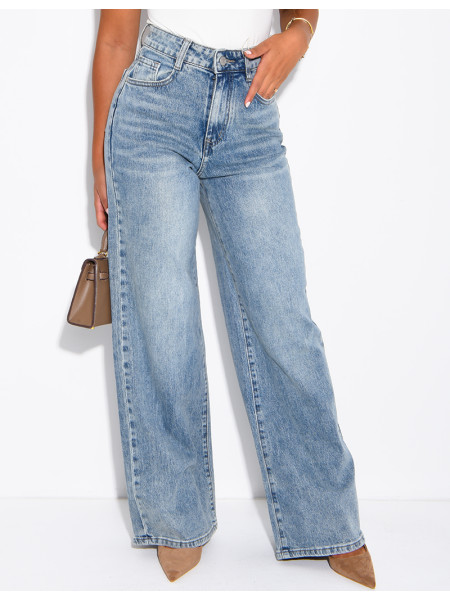 High-waisted straight-leg jeans with a vintage wash