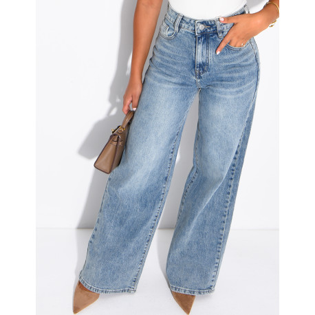 High-waisted straight-leg jeans with a vintage wash