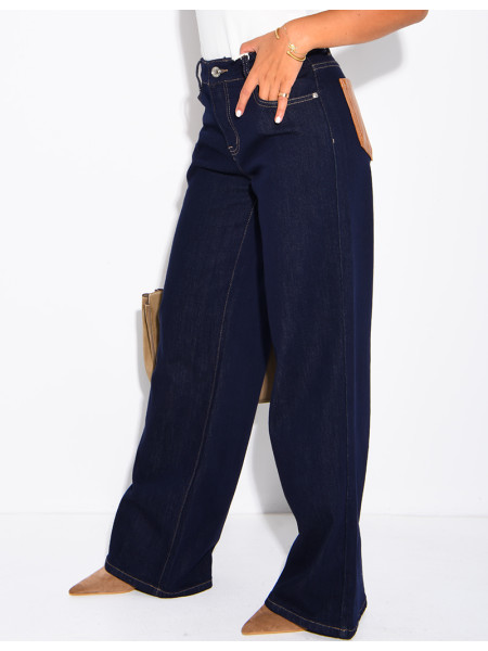 Raw-Denim-Jeans für Damen mit kamelfarbenen Kunstledertaschen hinten