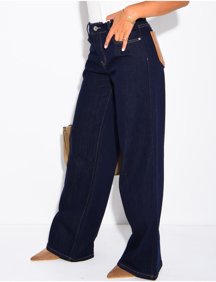 Raw-Denim-Jeans für Damen mit kamelfarbenen Kunstledertaschen hinten