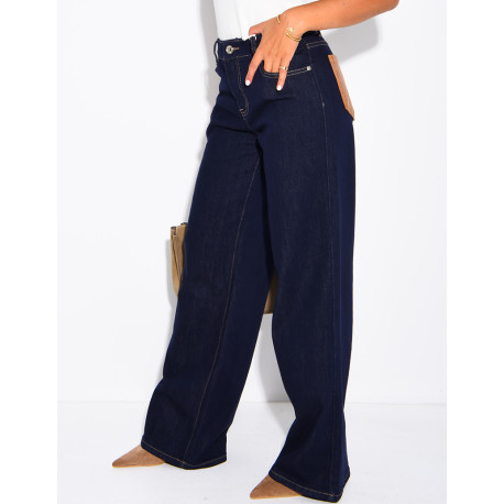 Raw-Denim-Jeans für Damen mit kamelfarbenen Kunstledertaschen hinten