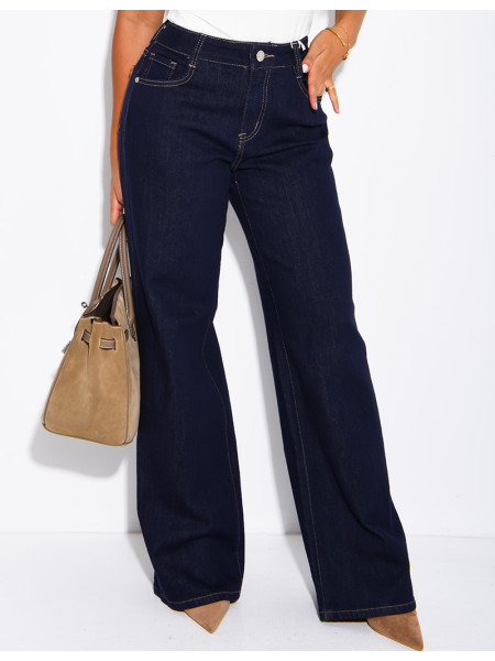 Raw-Denim-Jeans für Damen mit kamelfarbenen Kunstledertaschen hinten