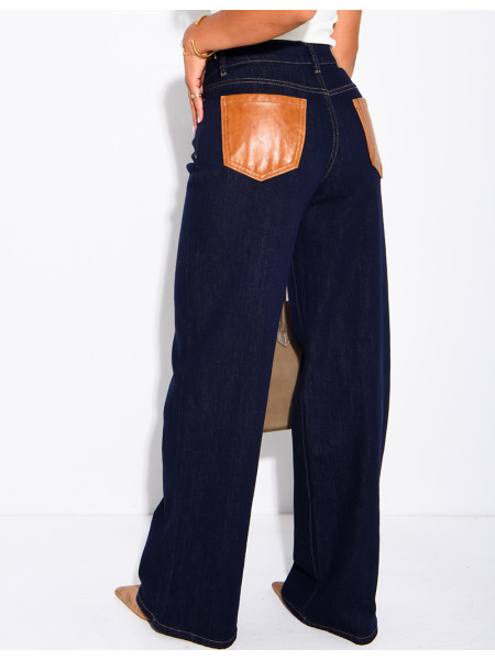 Raw-Denim-Jeans für Damen mit kamelfarbenen Kunstledertaschen hinten