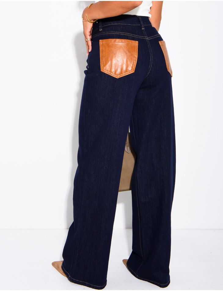 Raw-Denim-Jeans für Damen mit kamelfarbenen Kunstledertaschen hinten