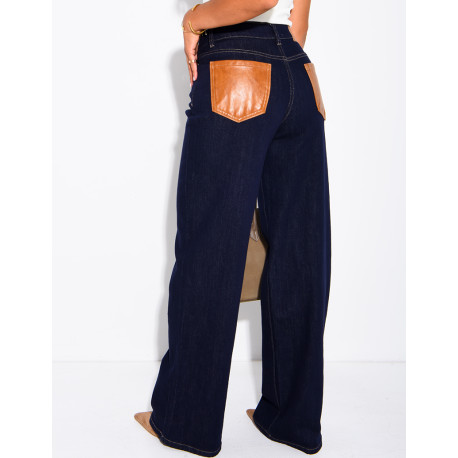 Raw-Denim-Jeans für Damen mit kamelfarbenen Kunstledertaschen hinten