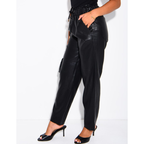 Kunstlederhose mit Schnürung an der Taille