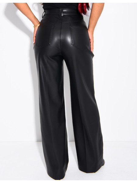 Gerade geschnittene Hose aus Kunstleder