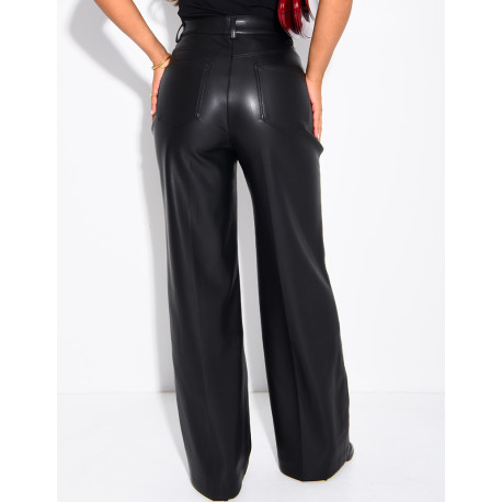 Gerade geschnittene Hose aus Kunstleder