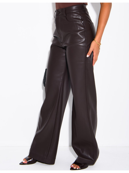 Gerade geschnittene Hose aus Kunstleder