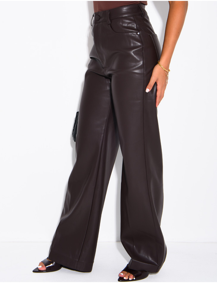 Gerade geschnittene Hose aus Kunstleder