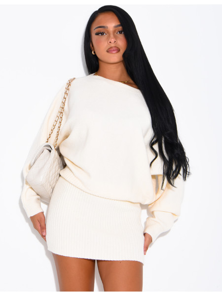 Robe pull en laine bouffante et resserrée aux hanches
