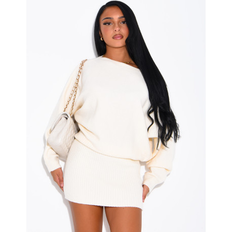 Robe pull en laine bouffante et resserrée aux hanches