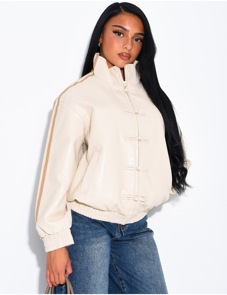 Kunstlederjacke mit geknoteten Knöpfen im asiatischen Stil und Bändern