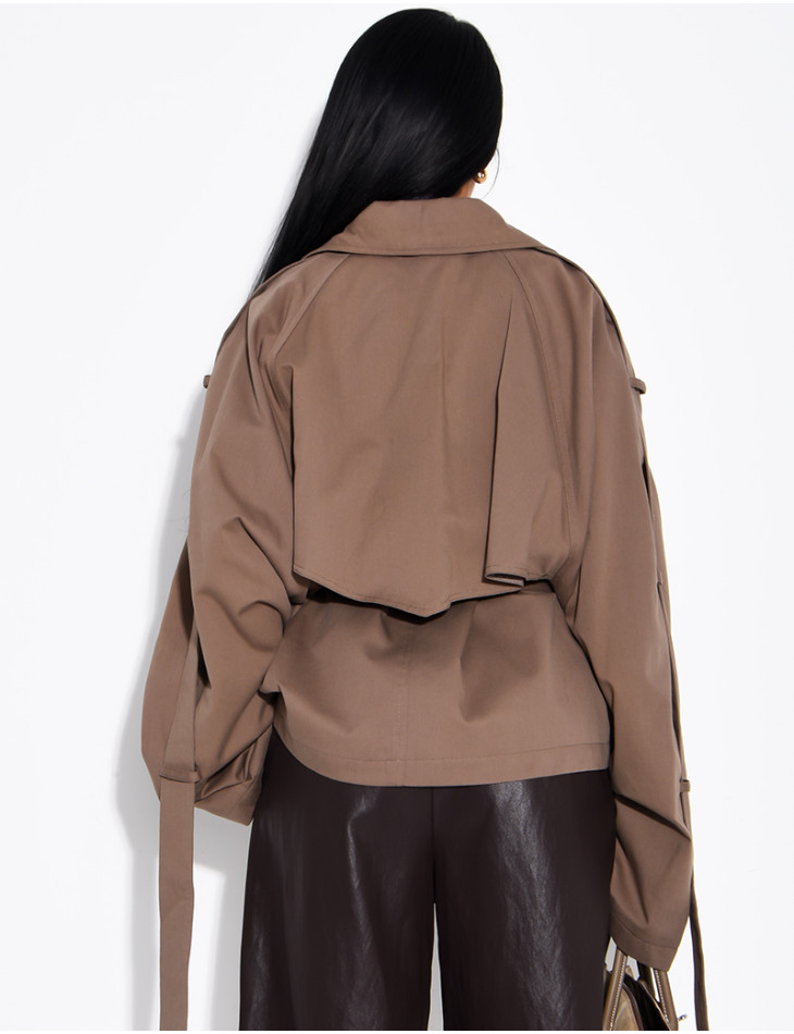 Kurzer Oversize-Trenchcoat mit Riegel an den Ärmeln