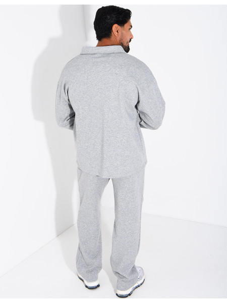 Set aus einem Oversize-Polohemd mit Knopfleiste und einer geraden Hose