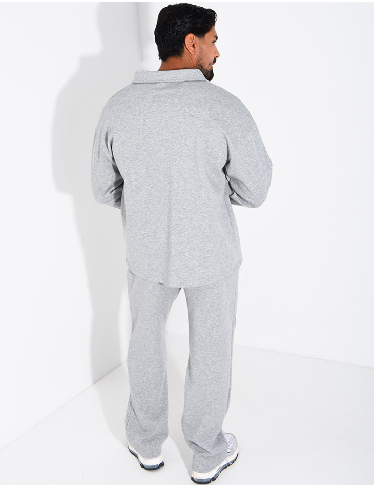 Set aus einem Oversize-Polohemd mit Knopfleiste und einer geraden Hose