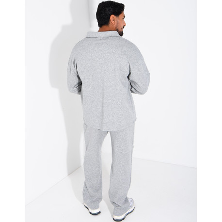 Set aus einem Oversize-Polohemd mit Knopfleiste und einer geraden Hose