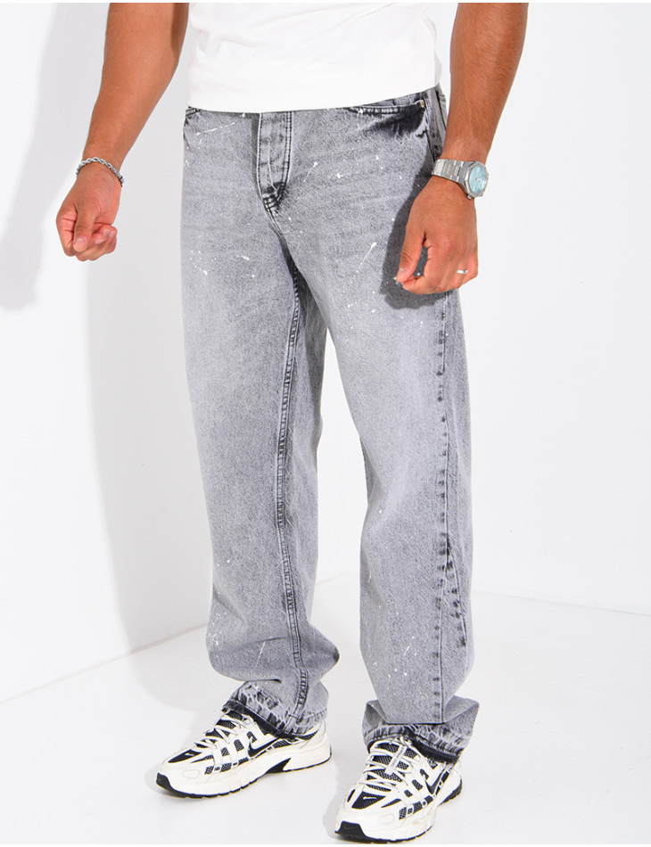 Verwaschene Jeans mit Farbspritzer-Effekt und ausgefransten Säumen