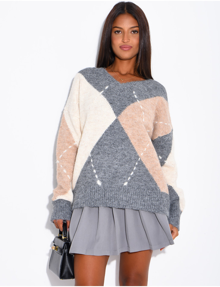 V-neck knit sweater with diamond pattern