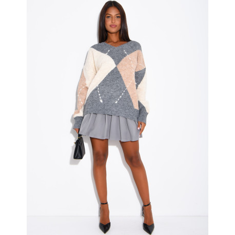 V-neck knit sweater with diamond pattern