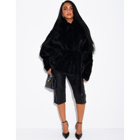 Veste en fausse fourrure à capuche et ceinture