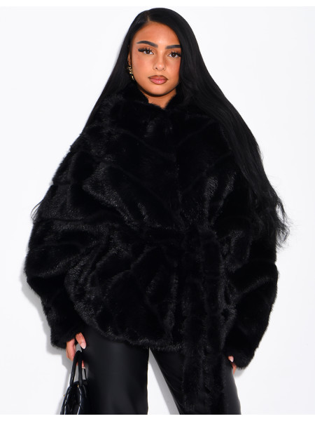 Veste en fausse fourrure à capuche et ceinture