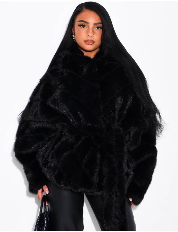 Veste en fausse fourrure à capuche et ceinture