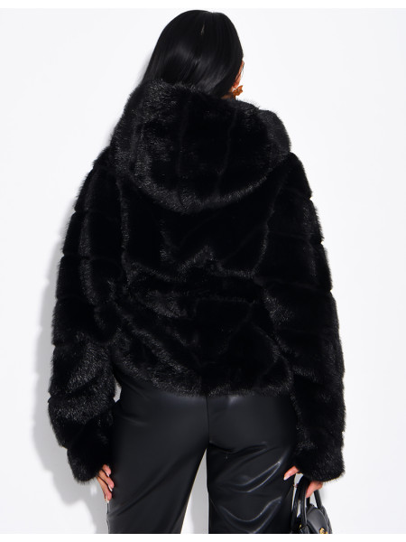 Veste en fausse fourrure à capuche et ceinture