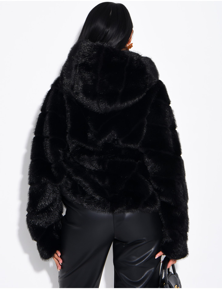 Veste en fausse fourrure à capuche et ceinture