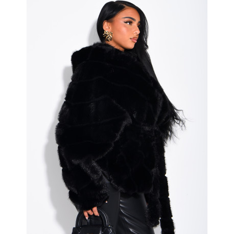 Veste en fausse fourrure à capuche et ceinture