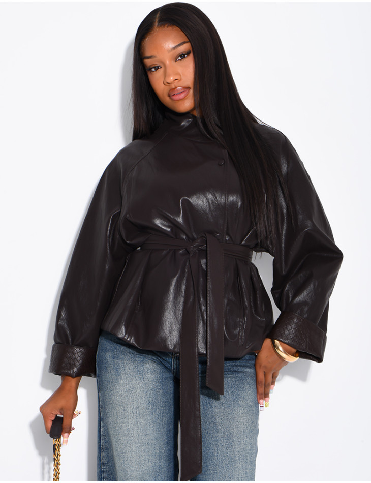 Veste courte en similicuir ceinturé à détails tressés