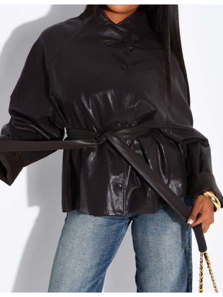 Veste courte en similicuir ceinturé à détails tressés