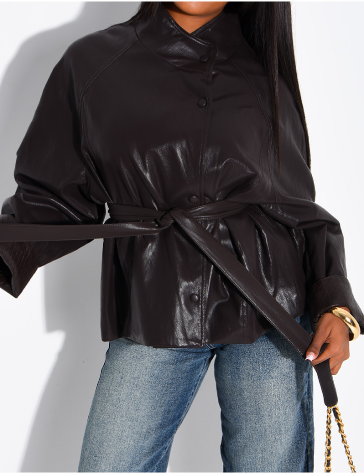 Veste courte en similicuir ceinturé à détails tressés