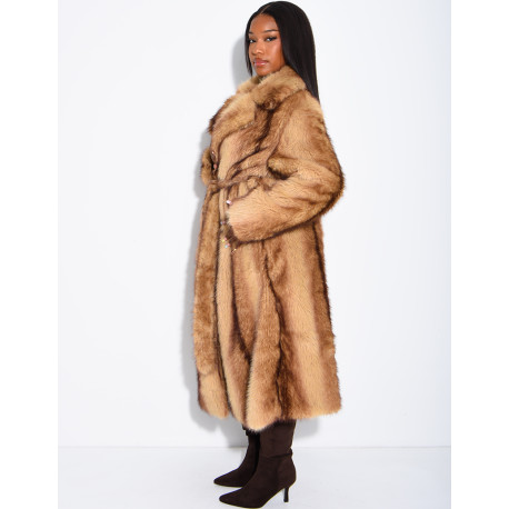 Manteau très long en fausse fourrure et ceinture
