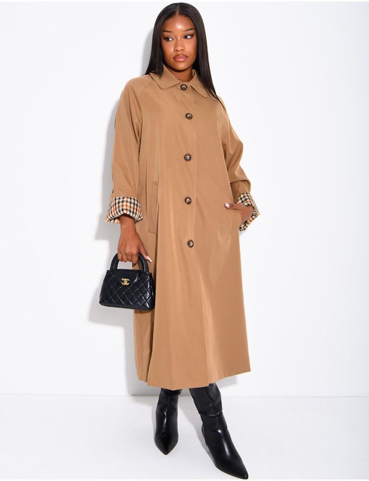 Trench long boutonné à revers aux manches motif vichy