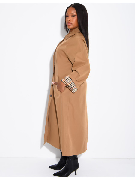 Trench long boutonné à revers aux manches motif vichy