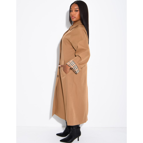 Trench long boutonné à revers aux manches motif vichy