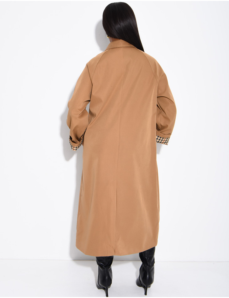 Trench long boutonné à revers aux manches motif vichy