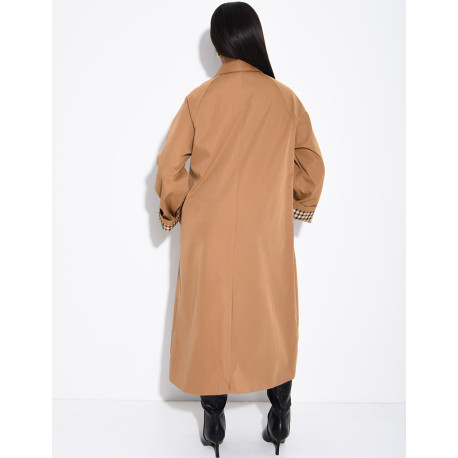 Trench long boutonné à revers aux manches motif vichy