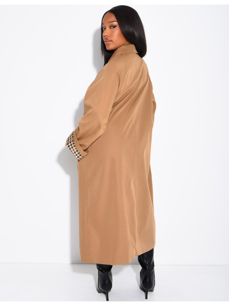 Trench long boutonné à revers aux manches motif vichy