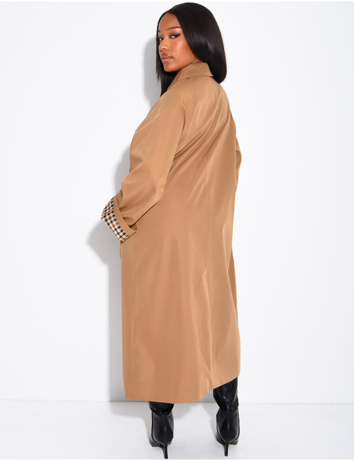 Trench long boutonné à revers aux manches motif vichy