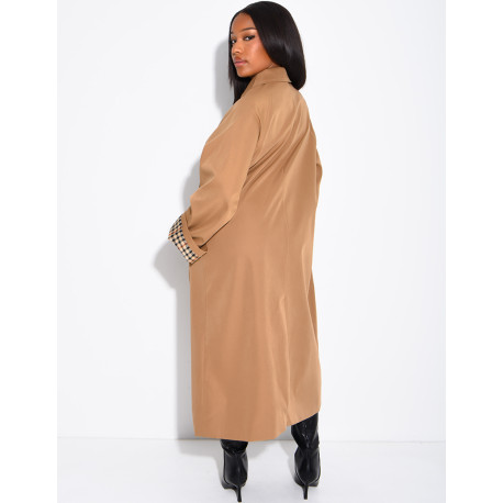 Trench long boutonné à revers aux manches motif vichy
