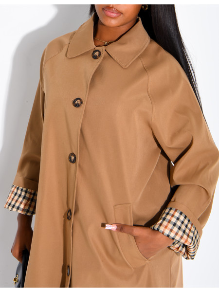 Trench long boutonné à revers aux manches motif vichy