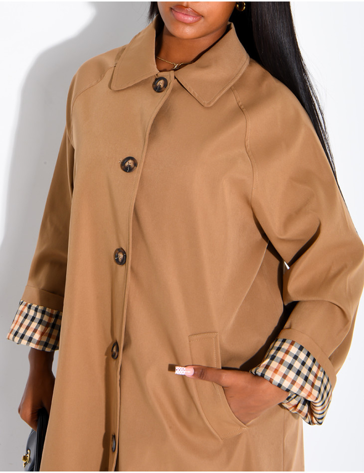 Trench long boutonné à revers aux manches motif vichy